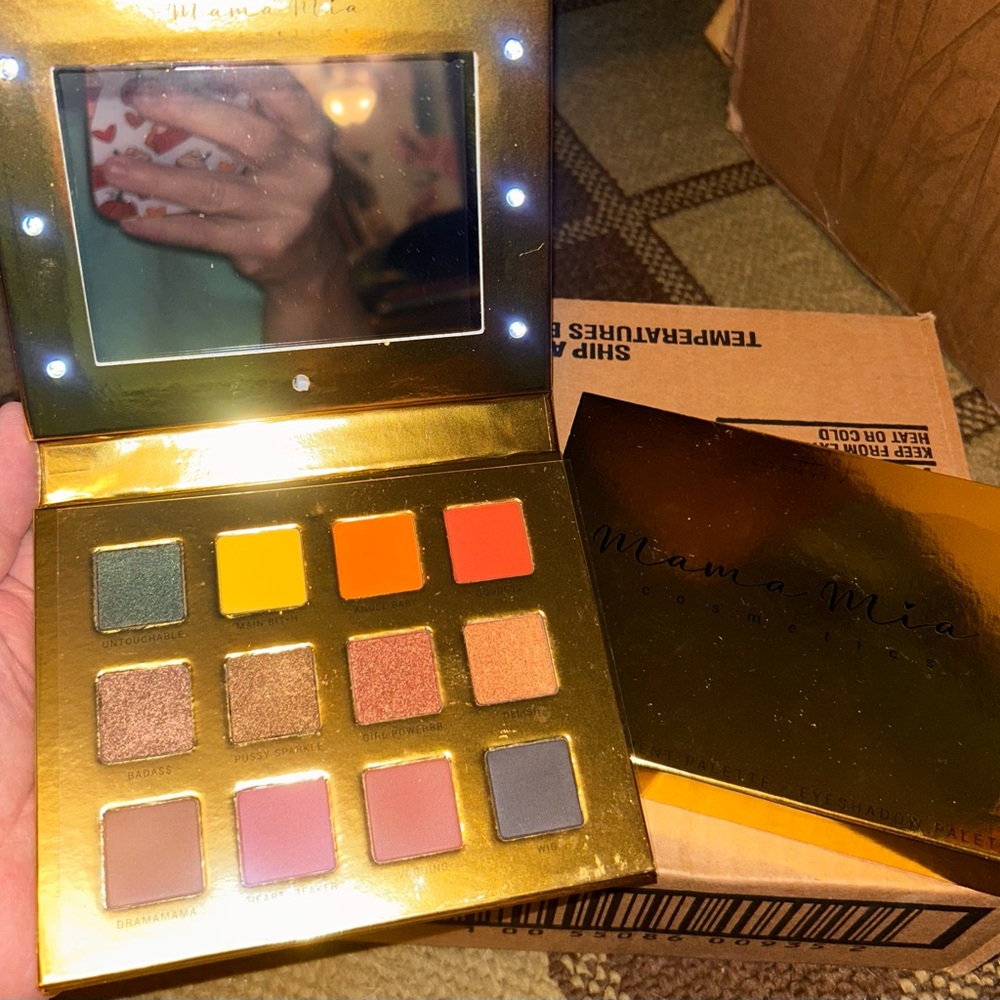 Cosmyfy Mama Mia Eyeshadow Palette with light up mirror. NIB